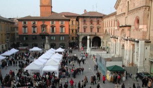 Piazza_duomo_mercato_reggio_emilia-1024x538
